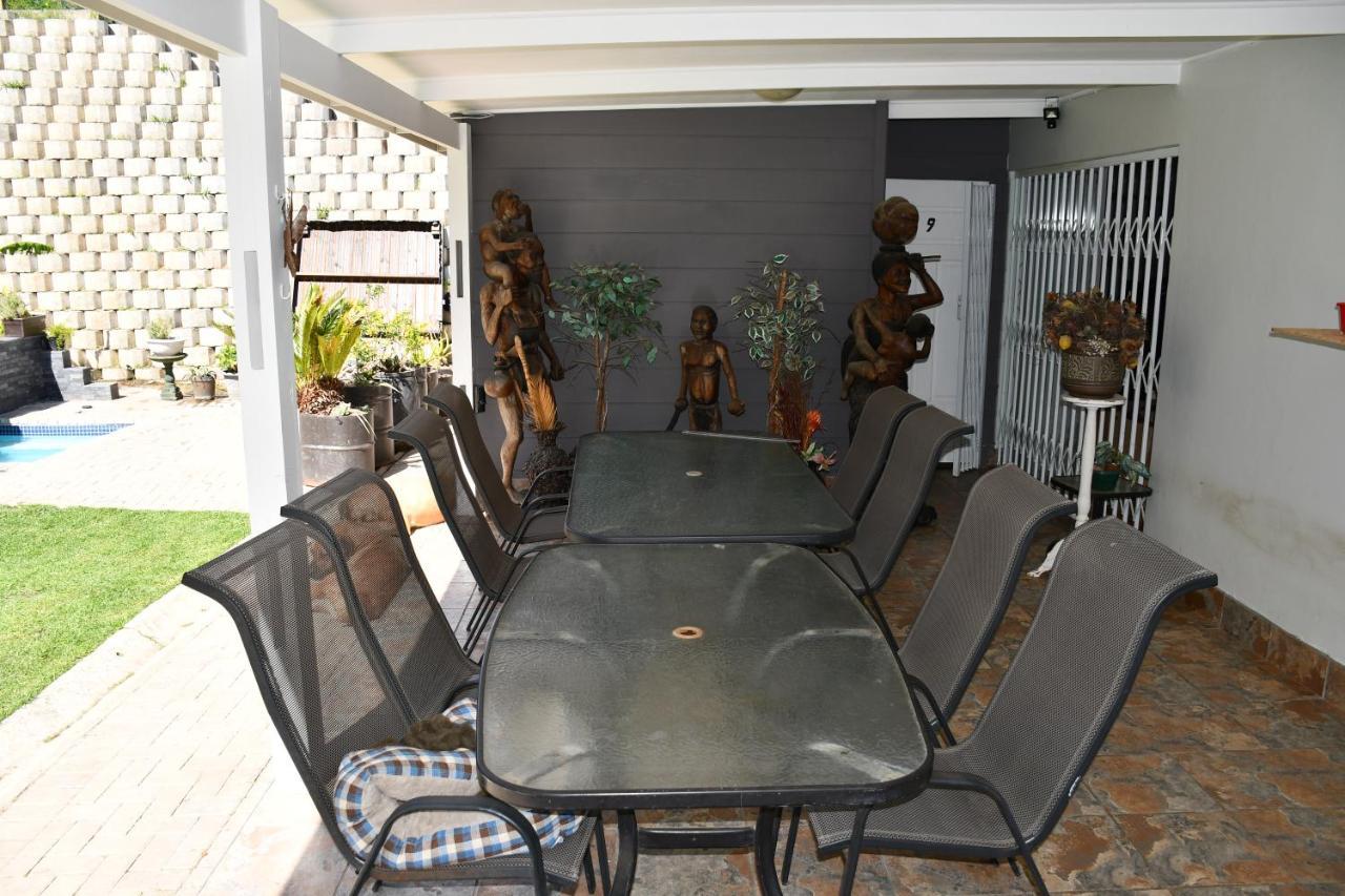 Friendz Guesthouse Knysna Esterno foto