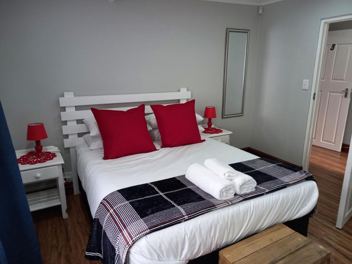 Friendz Guesthouse Knysna Esterno foto